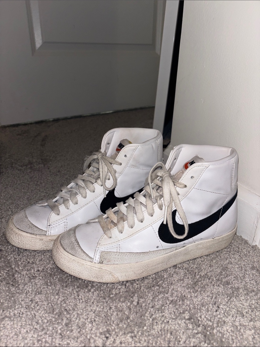Nike Women's Blazer Mid 77 Shoes